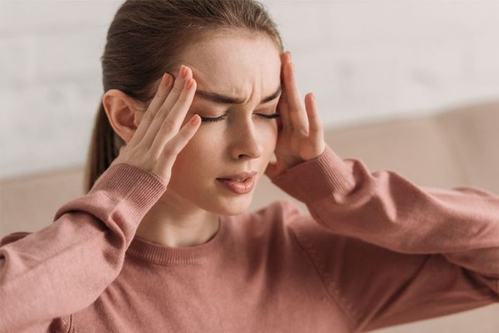 Врач назвал головную боль одним из самых частых симптомов омикрона
