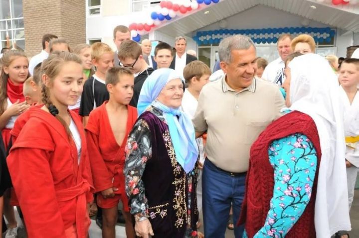 Рустам Минниханов поздравил татарстанцев с Днем пожилого человека