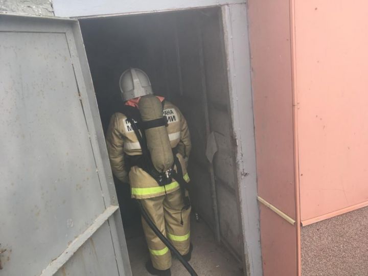 В Бугульме сотрудники МЧС спасли из пожара бездомного