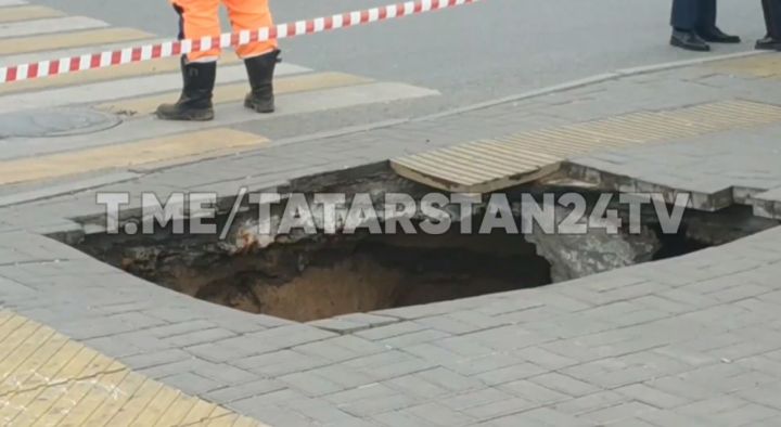Стала известна причина провала тротуара возле театра Камала в Казани