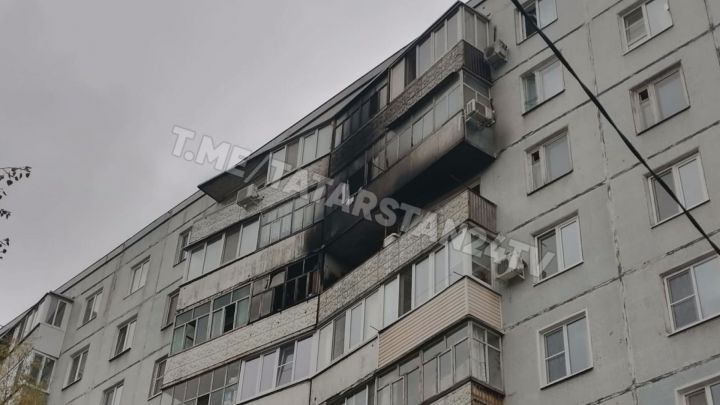 Утром в казанской многоэтажке горел балкон
