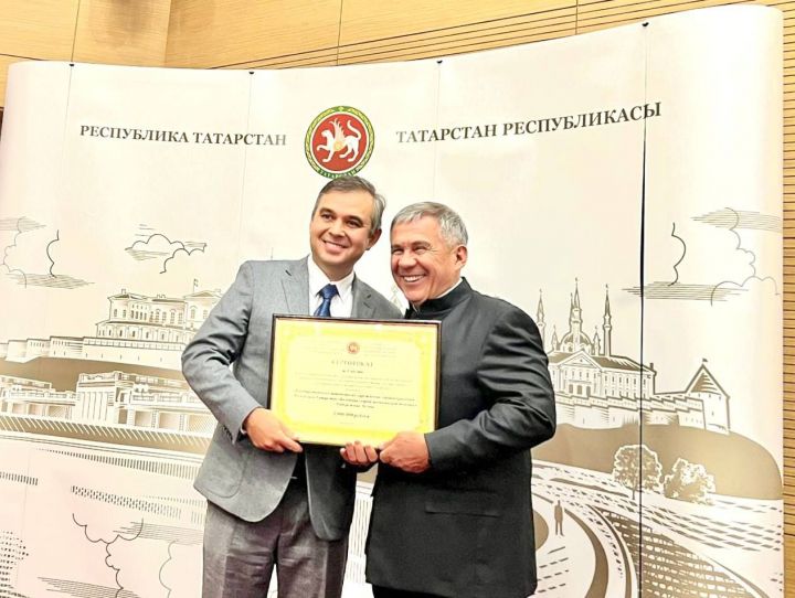 Минниханов вручил главному врачу БСМП сертификат на 1 млн рублей