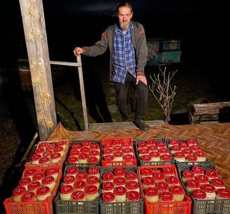 Татарстанский пчеловод отправил бойцам отрядов «Алга» и «Тимер» 135 кг мёда