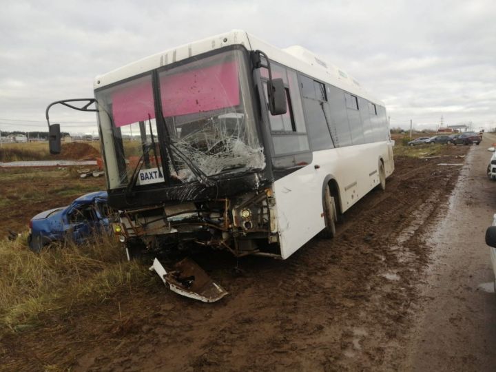 Водитель легковушки погиб при столкновении с вахтовым автобусом в Татарстане