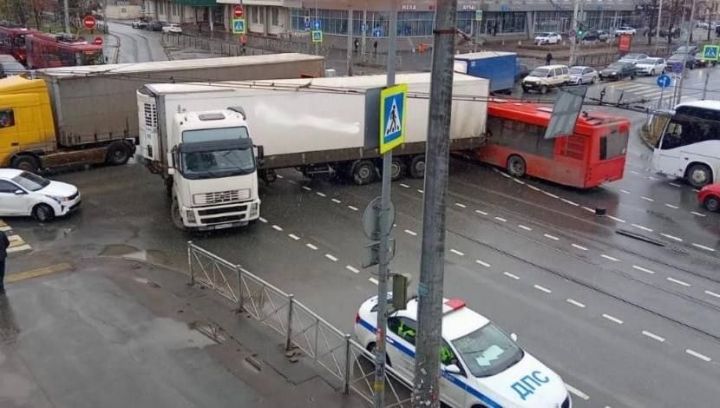 В Казани около вокзала столкнулись фура и городской автобус