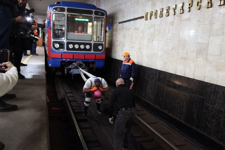 Русский богатырь установил рекорд, протащив состав метро весом 134 тонны