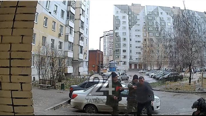 Мужчины в военной форме пятый день устраивают дебош в подъезде одного из домов в Казани