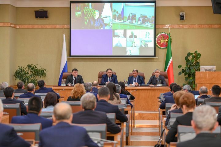 Минниханов провел заседание Совета при президенте РТ по образованию и науке