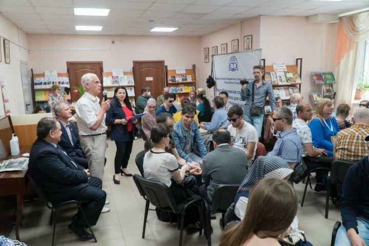 Минниханов поздравил победительницу всероссийского конкурса «Библиотекарь года - 2022» из Казани