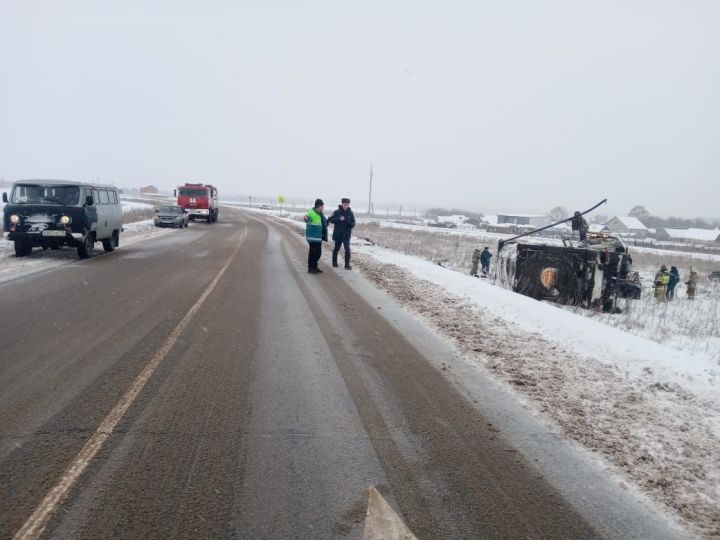 В Татарстане водитель грузовика погиб, вылетев с трассы в кювет