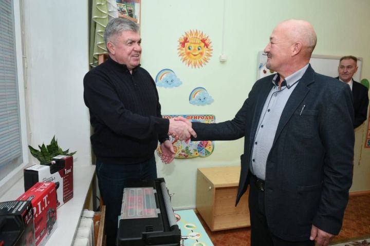 Магдеев встретился с плотником из Челнов, который восстанавливал дома в ДНР