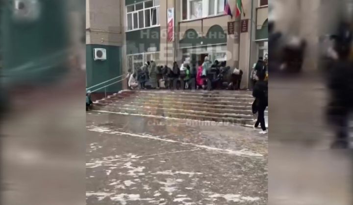 Власти Челнов прокомментировали видео с переобувающимися на улице школьниками