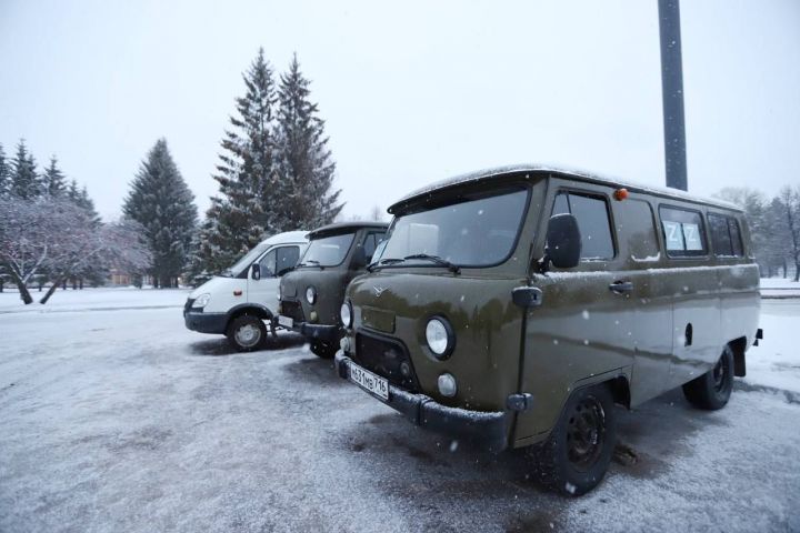 Мобилизованным из Нижнекамска отправили два автомобиля УАЗ и газель с гуманитарным грузом