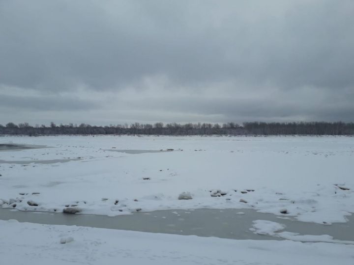 Татарстанцы вызвали спасателей из-за спящего на льду мужчины