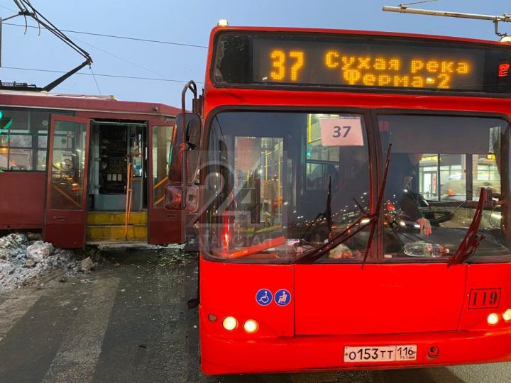 В Казани на улице Максимова столкнулись трамвай и автобус