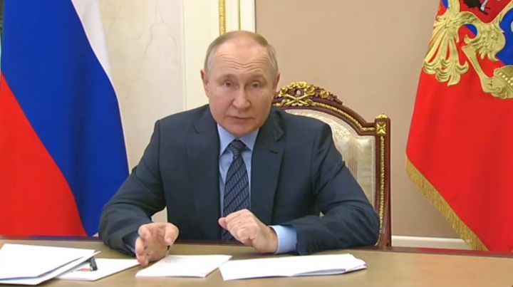 Путин поручил провести индексацию зарплат бюджетников в начале 2023 года