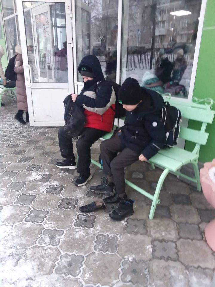 В Лениногорске школьники переодевают обувь на улице