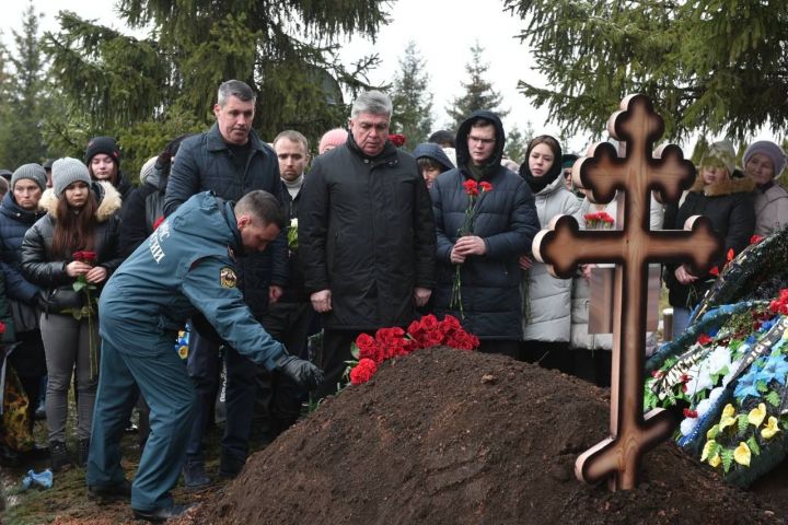 В Челнах простились с погибшим на Украине бойцом