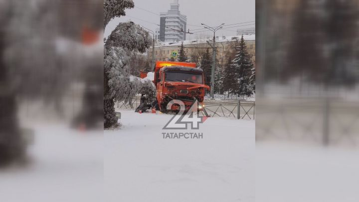 В центре Казани груженый снегом «КамАЗ» снес забор