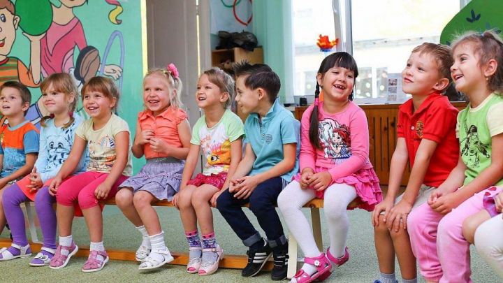 Мэр Челнов поручил усилить пропускной режим в детсадах и школах во время утренников