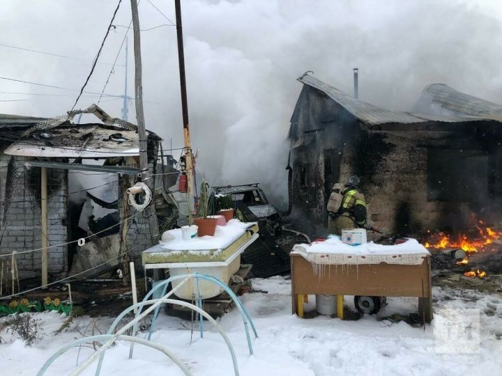 В Татарстане мужчина погиб на пожаре, который уничтожил его дачу, баню и автомобиль