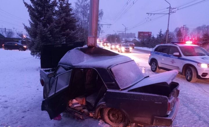 В Альметьевске водитель ВАЗ на скорости влетел в столб - погиб пассажир