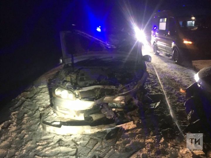 Шесть человек пострадали при столкновении трех машин на трассе в Татарстане