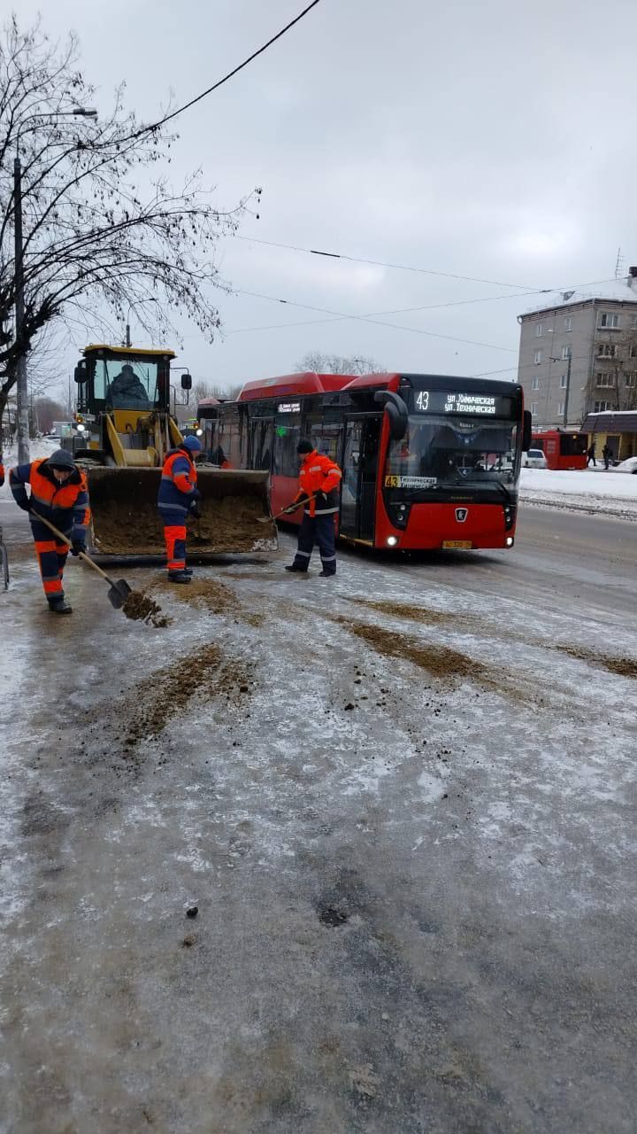Улицы Казани обработали 900 тоннами пескосоляной смеси и реагента после ледяного дождя
