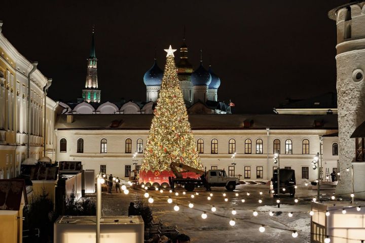 В Казанском Кремле установили 17-метровую елку