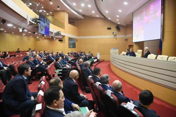 Минниханов провел заседание Совета директоров «Татнефтехиминвест-холдинг»