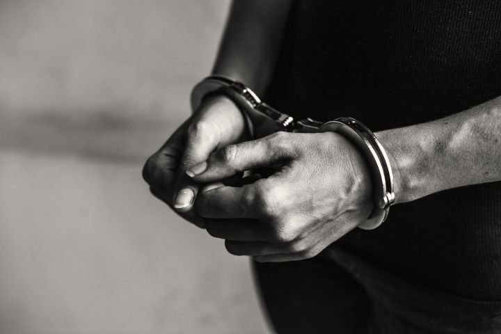 18-летний нижнекамец ограбил магазин и пытался изнасиловать продавщицу