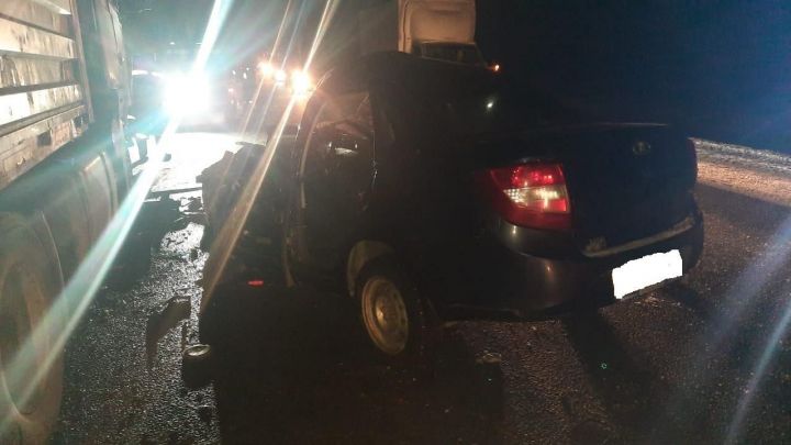 Водитель  «Лады» погиб в лобовом столкновении с грузовиком на трассе в Татарстане