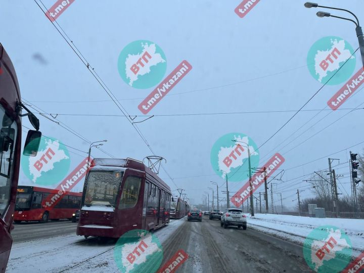 Утром в Казани  трамваи встали из-за обрыва проводов
