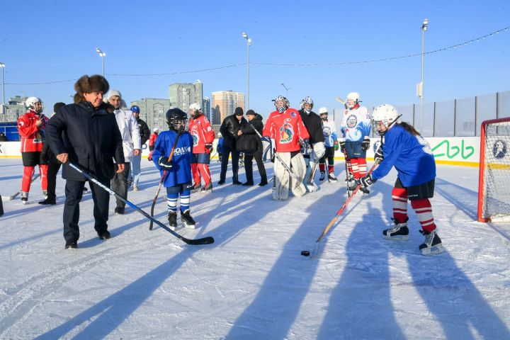 Минниханов посетил каток «Ак Барс Арены» и пообщался с юными хоккеистами