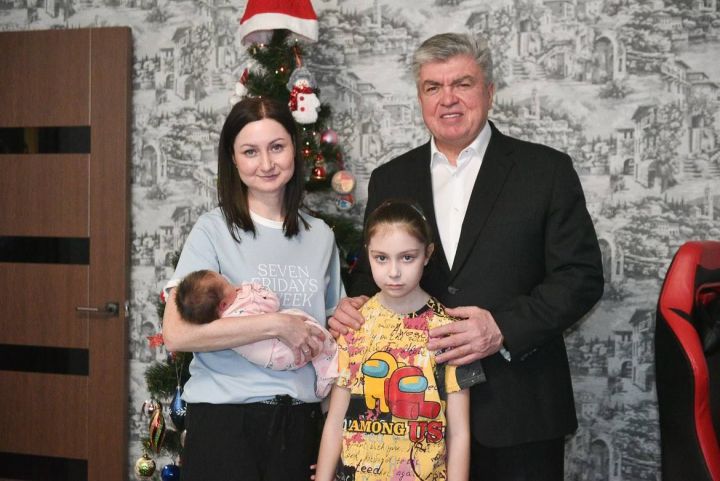 Наиль Магдеев вручил 100 тысяч рублей супруге мобилизованного за рождение ребенка