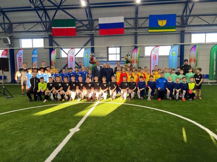 Рустам Минниханов принял участие в открытии трех футбольных манежей