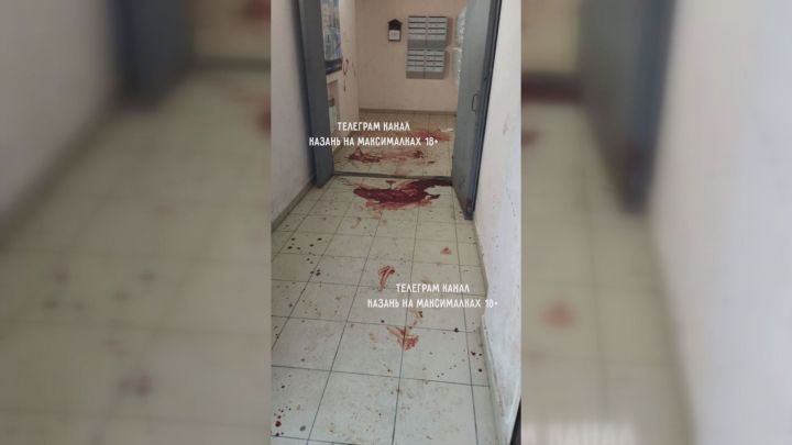 В Казани мужчина ломился в квартиры и обмазал своей кровью подъезд