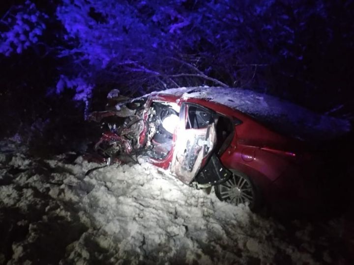 Водитель иномарки погиб в серьезном ДТП с «КамАЗом» на трассе М7 в Татарстане