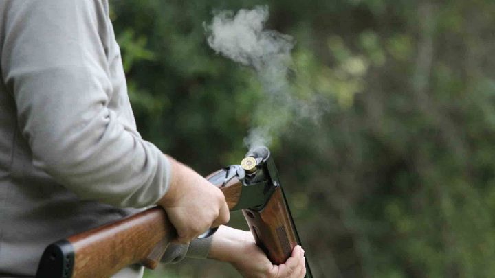 В Татарстане охотник убирал ружье в машину и случайно выстрелил в знакомого
