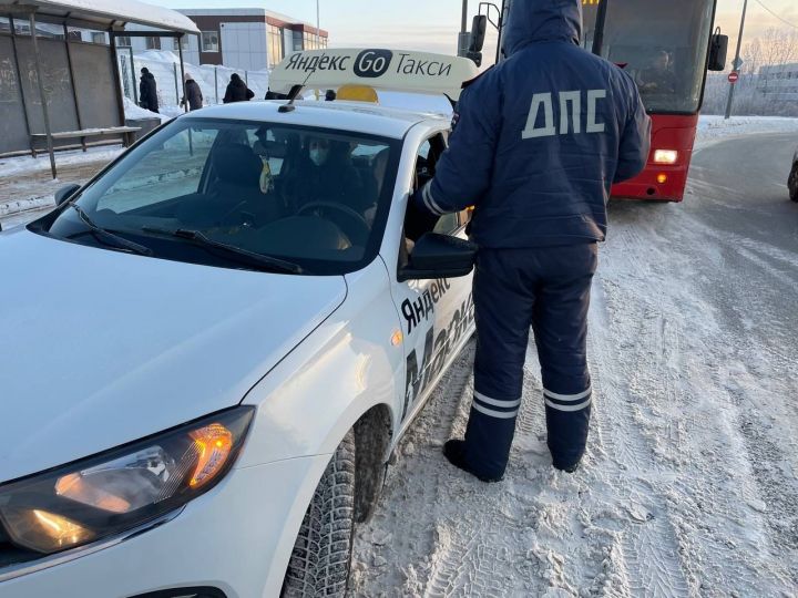 В Казани начали проверять такси из-за роста количества ДТП с их участием. 50 машин забрали на спецстоянку