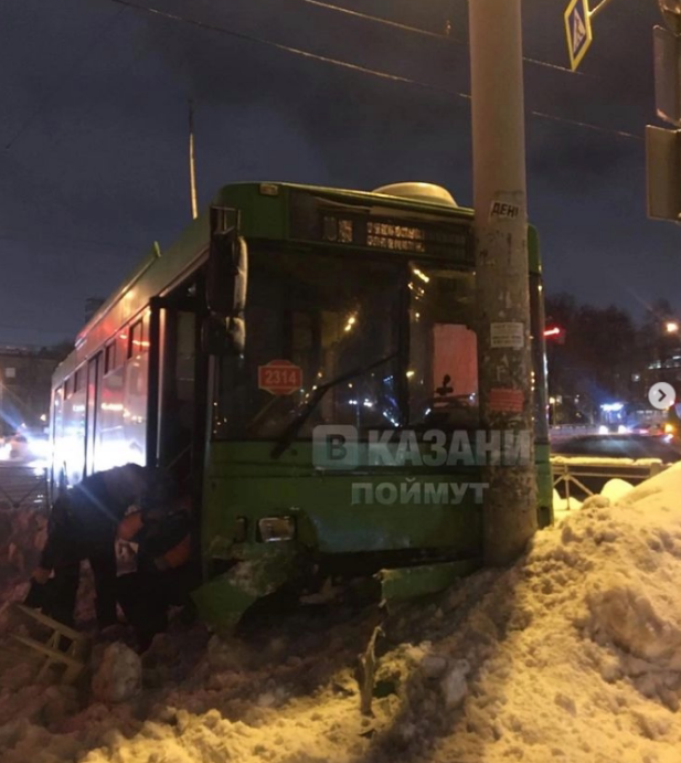 В Казани троллейбус въехал в столб из-за подрезавшего таксиста