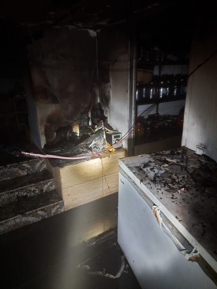 Из-за самогонного аппарата в частном доме в Челнах произошел пожар - пострадал хозяин жилища