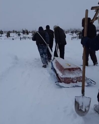 В Челнах из-за нечищеных от снега дорожек людям пришлось волочить гроб к могиле