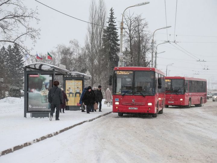 В Казани автобус столкнулся с легковушкой и наехал на пенсионерку