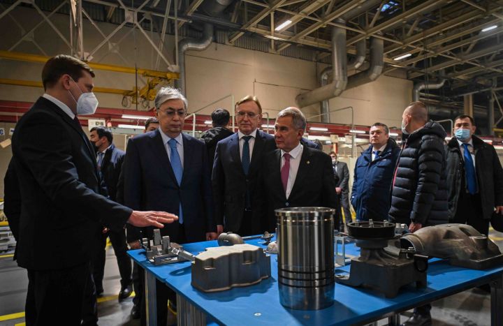 Президент Казахстана осмотрел производственные площадки КАМАЗа в Челнах