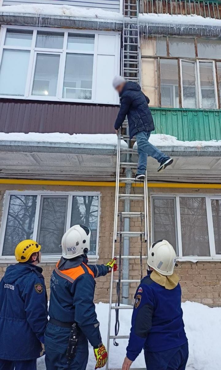 В Казани спасли мужчину, застрявшего между балконами третьего этажа
