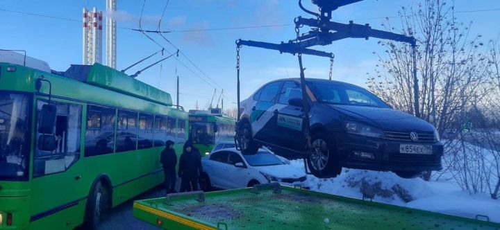 В Казани из-за оставленного под контактной сетью авто остановилось движение троллейбусов