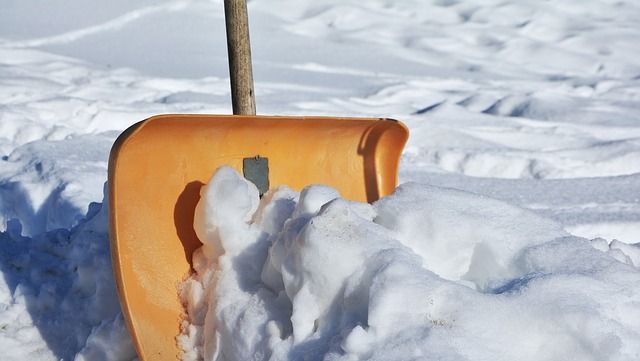 В Набережных Челнах к уборке снега привлекли местных бомжей