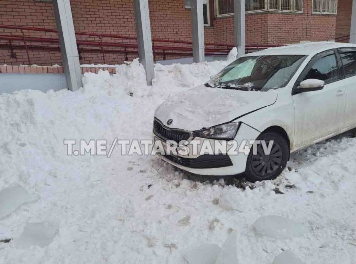 Огромная глыба льда упала на машину инвалида в Казани
