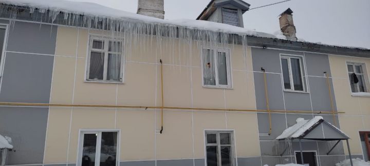 В Бугульме на двоих детей с крыши упал снег, их госпитализировали в больницу